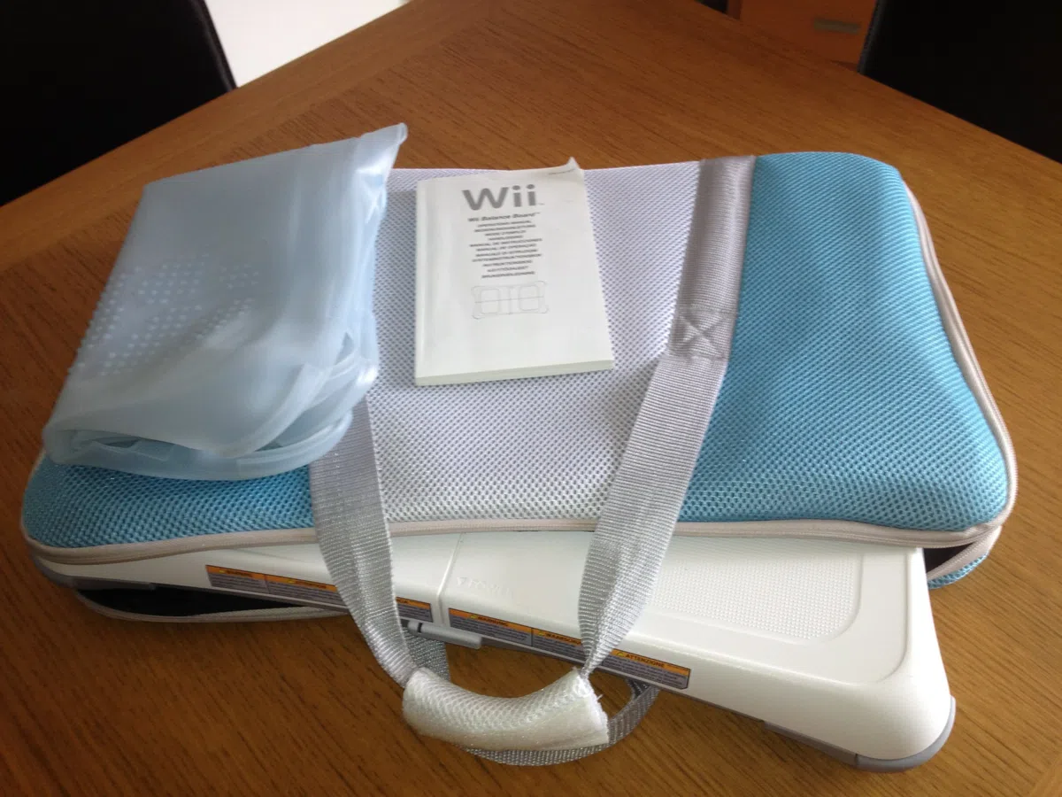 WII FIT BALANCE BOARD + JEU WII FIT