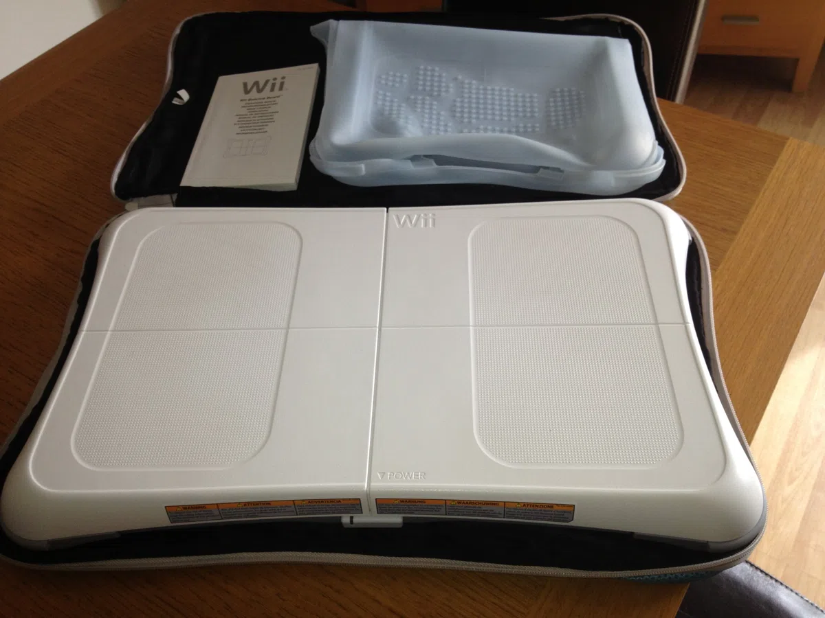 WII FIT BALANCE BOARD + JEU WII FIT