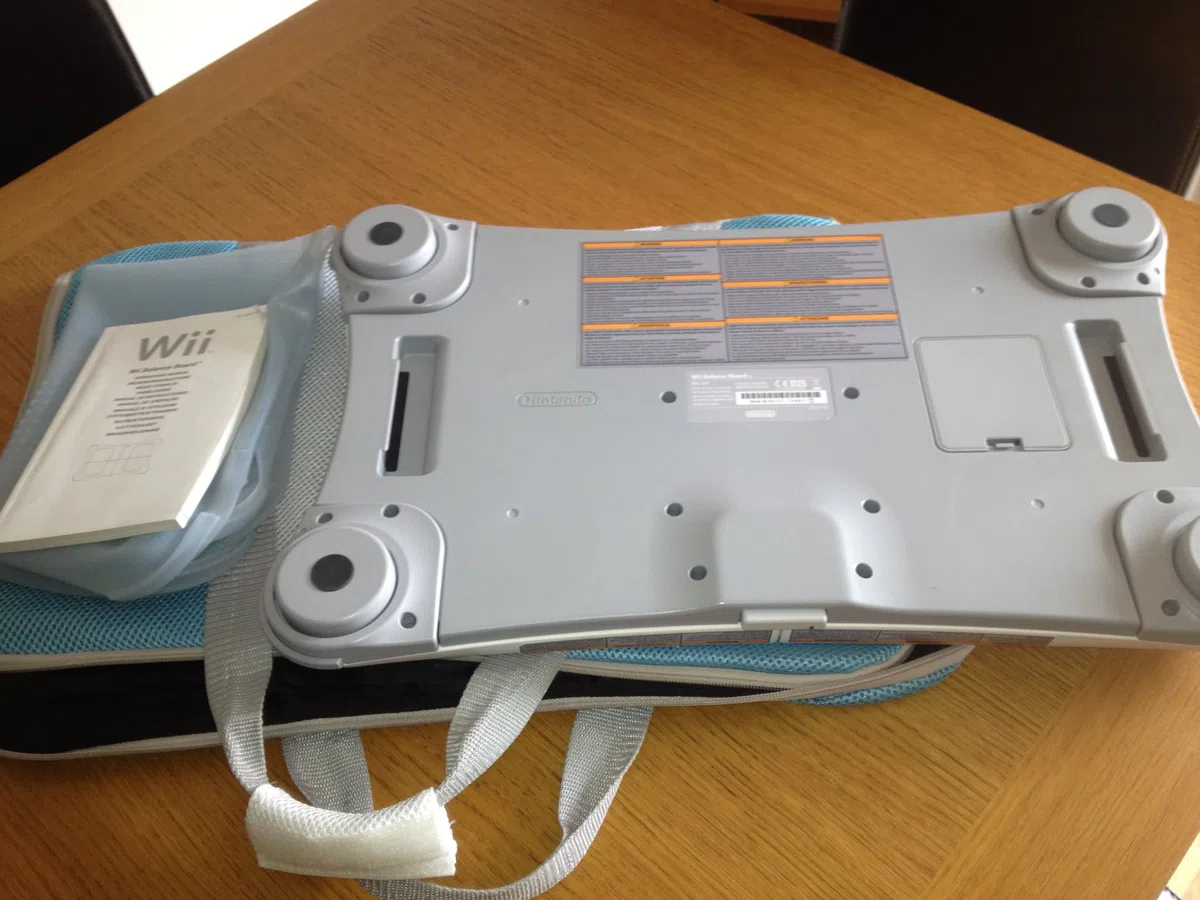 WII FIT BALANCE BOARD + JEU WII FIT